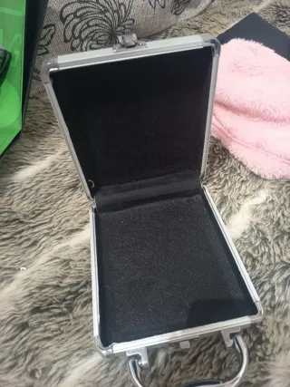 Caja metálica pequeña plateada