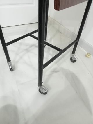 Tavolo ausiliario vintage in metallo e formica