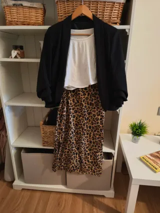 Conjunto Falda Leopardo ,Blazer Negro con camiseta