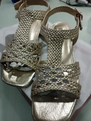 Sandalias doradas tacón medio