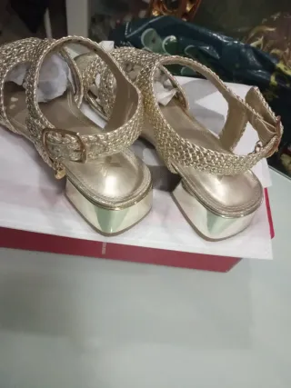 Sandalias doradas tacón medio