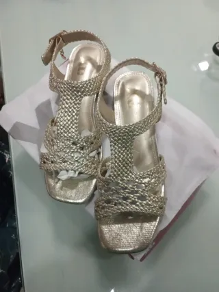 Sandalias doradas tacón medio