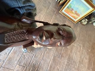 Figura tallada madera mujer africana