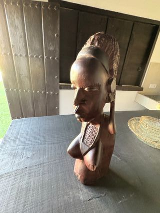 Figura tallada madera mujer africana