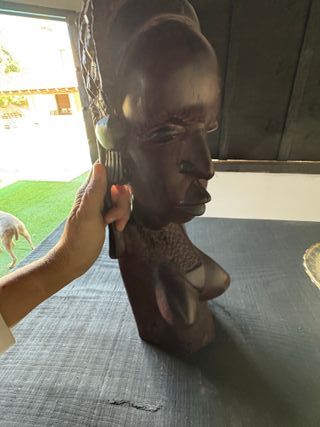 Figura tallada madera mujer africana