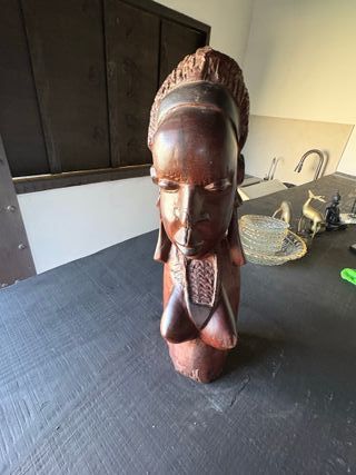 Figura tallada madera mujer africana