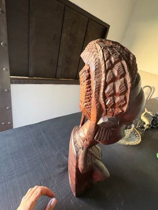 Figura tallada madera mujer africana