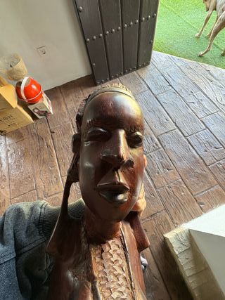 Figura tallada madera mujer africana