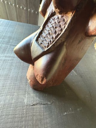 Figura tallada madera mujer africana