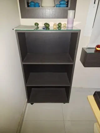 Estantería de madera con cristal