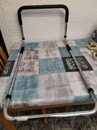 Barandilla para cama para personas con dificultad