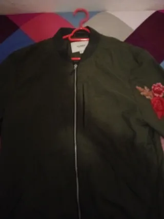 Cazadora verde oversize bordada