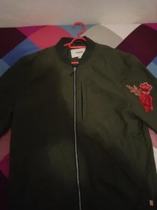 Cazadora verde oversize bordada