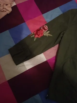 Cazadora verde oversize bordada