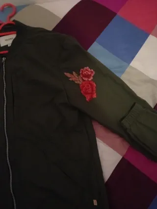 Cazadora verde oversize bordada