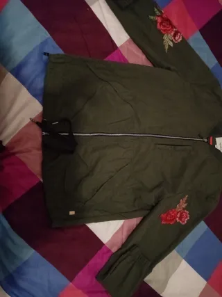 Cazadora verde oversize bordada