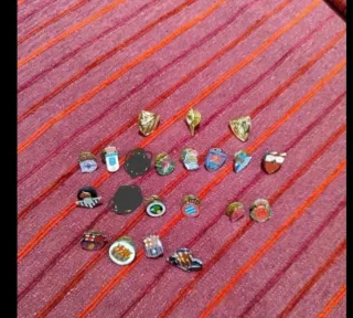 LOTE 19 PINS DE EQUIPOS DE FÚTBOL VARIADOS