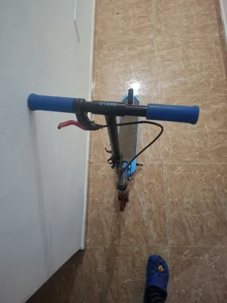 Patinete infantil Oxelo azul con doble freno.