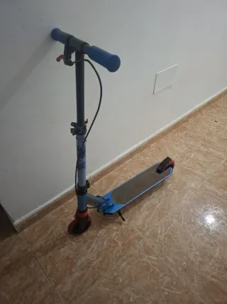 Patinete infantil Oxelo azul con doble freno.