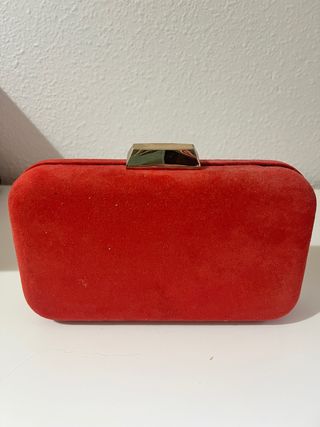 Bolso de mano rojo con detalles dorados