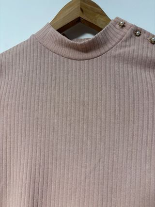 Camiseta Mango cuello alto botones hombro