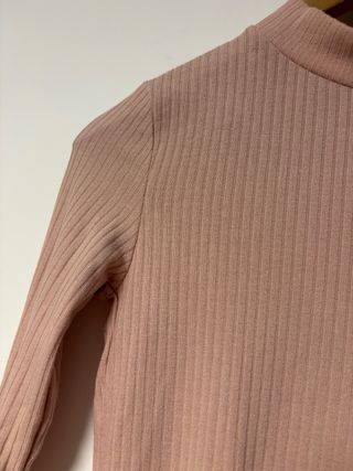 Camiseta Mango cuello alto botones hombro