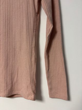 Camiseta Mango cuello alto botones hombro