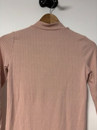 Camiseta Mango cuello alto botones hombro