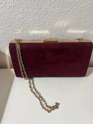Bolso de mano color tinto con detalles dorados