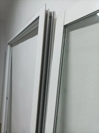 Puerta corredera aluminio blanca