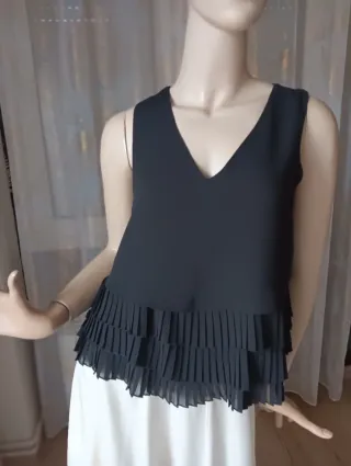 Blusa Mango Negra con Volantes