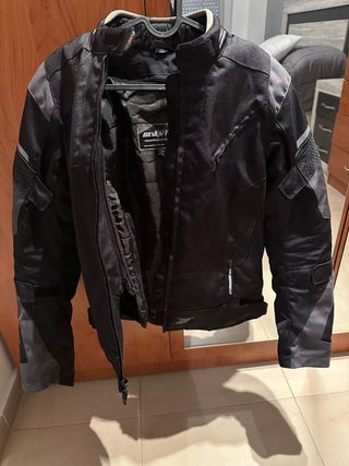 Casco Scorpion mas chaqueta mas pantalón Armure.