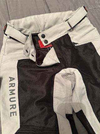 Casco Scorpion mas chaqueta mas pantalón Armure.