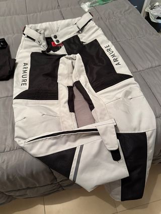 Casco Scorpion mas chaqueta mas pantalón Armure.