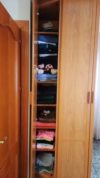 Armario muy amplio de dormitorio con espejos