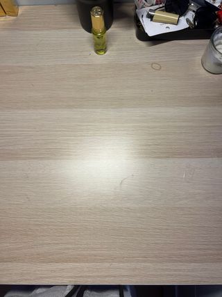 Escritorio de madera con patas de metal.