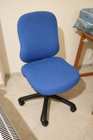 Silla de escritorio azul y negra