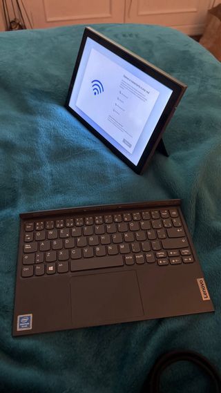 Tablet Lenovo con Teclado Negro
