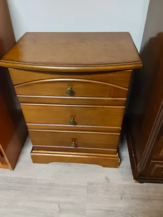 Mesita de noche de madera