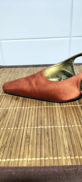 Zapatos y cartera de fiesta color caldero