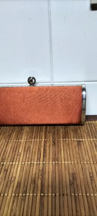 Zapatos y cartera de fiesta color caldero