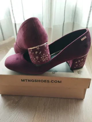 Zapatos de salón MTNG fiesta tacón dorado