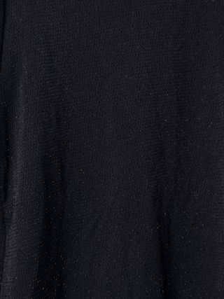 Blusa negra con detalles dorados