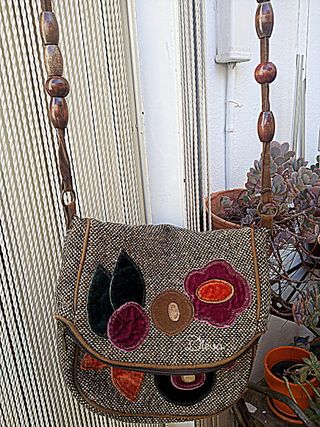 Bolso marrón tipo saco con flores