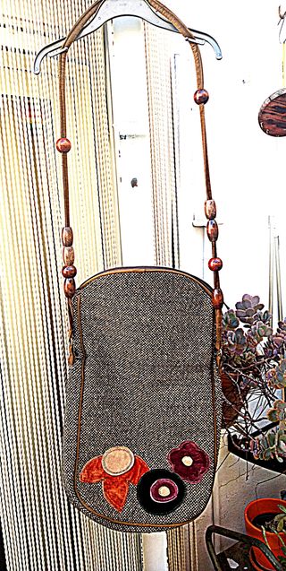 Bolso marrón tipo saco con flores