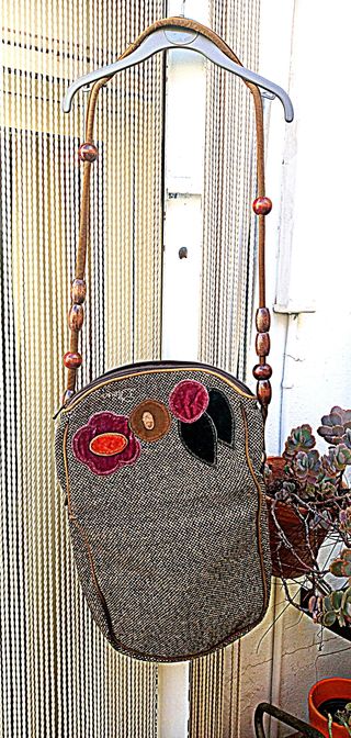 Bolso marrón tipo saco con flores