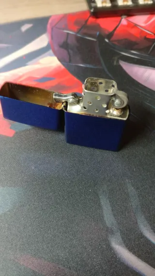 Encendedor tipo Zippo azul