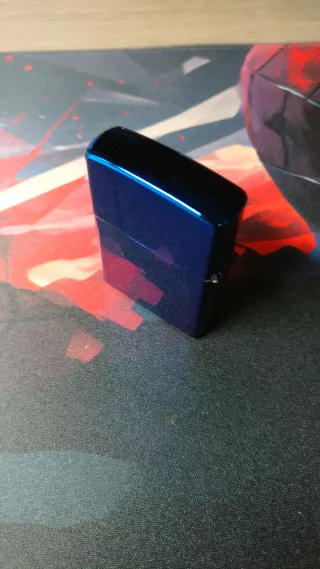 Encendedor tipo Zippo azul