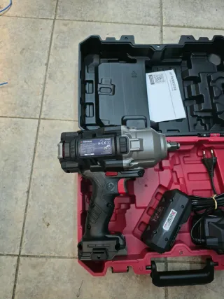 Llave de impacto Parkside con batería y cargador