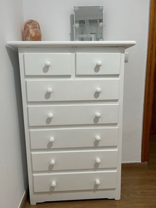 Cómoda blanca de madera provenzal